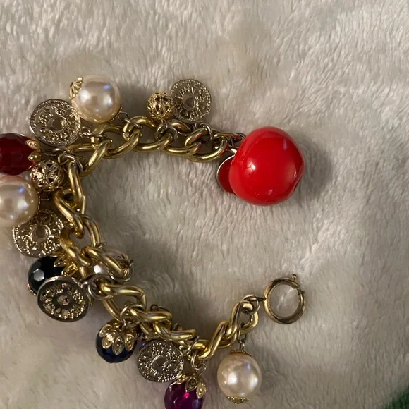 Vintage 1980s  Matte Gold Toned Charm Bracelet. - Picture 2 of 4